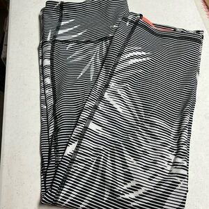 Old Navy Active Capri Leggings ✝️